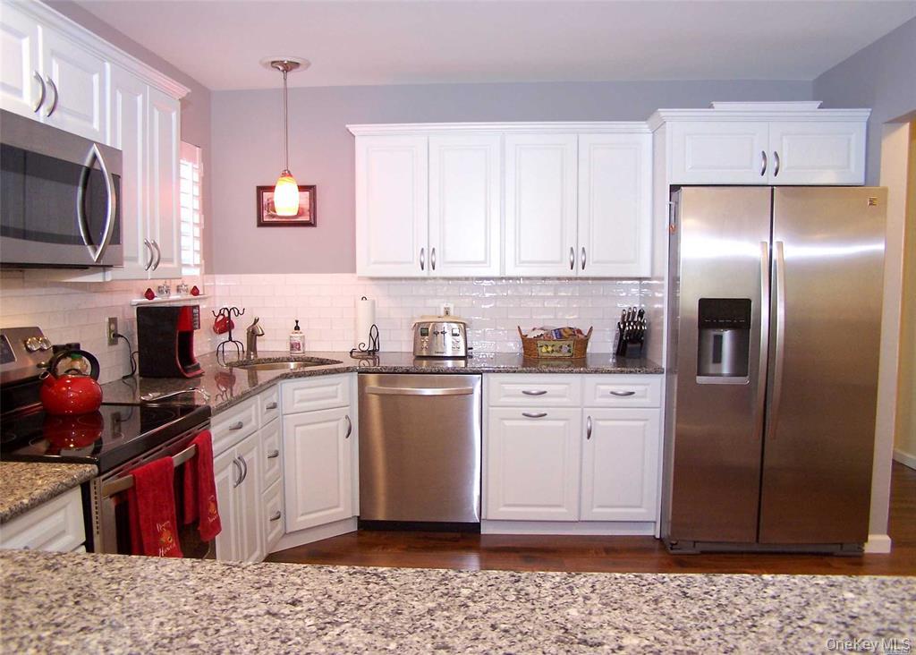 38 Huntingdale Way, Middle Island, NY 11953