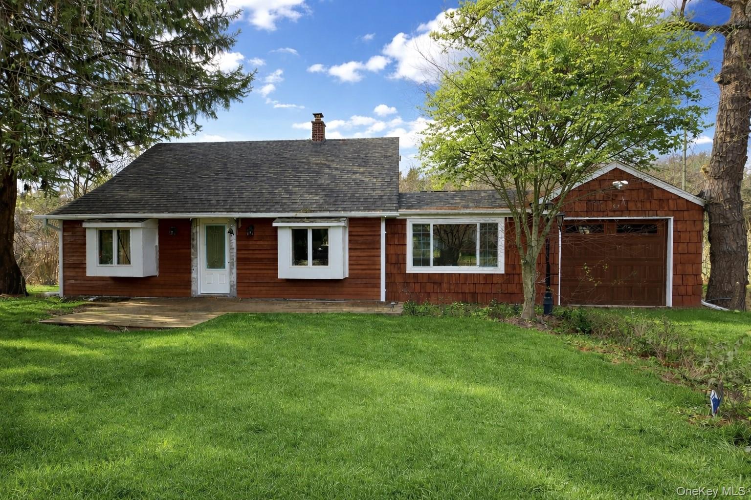 24 Lindner Place, Smithtown, NY 11787