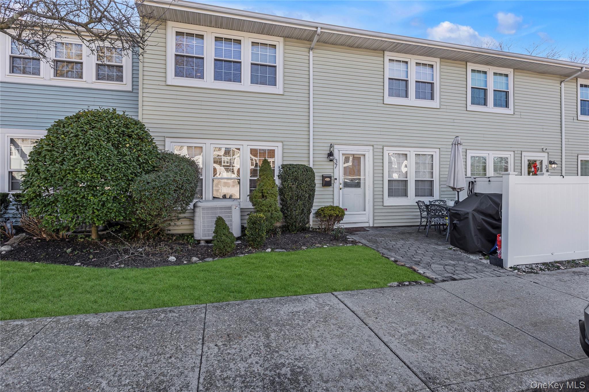 37 Whalers Cove # 37, Babylon, NY 11702