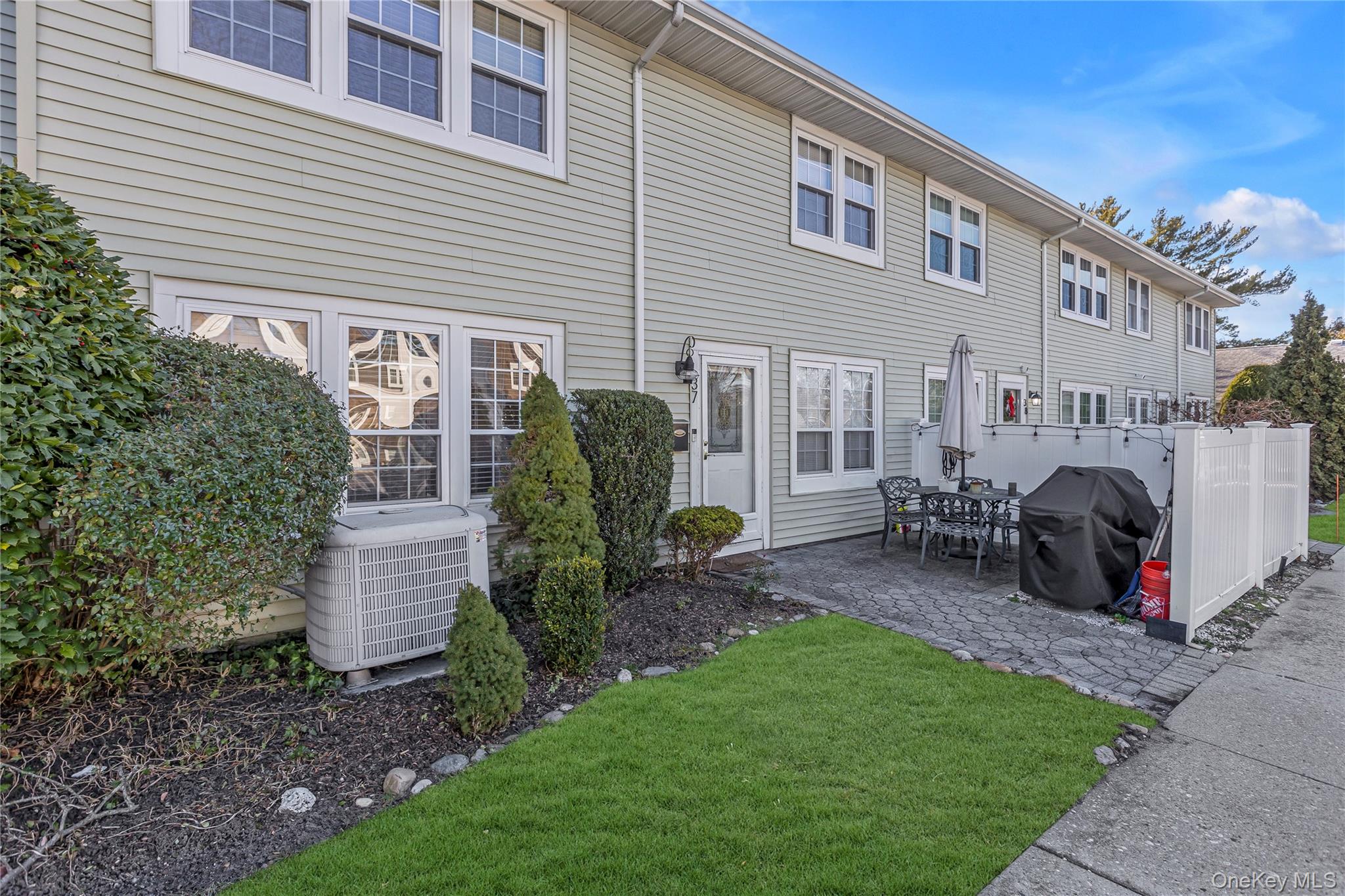 37 Whalers Cove # 37, Babylon, NY 11702