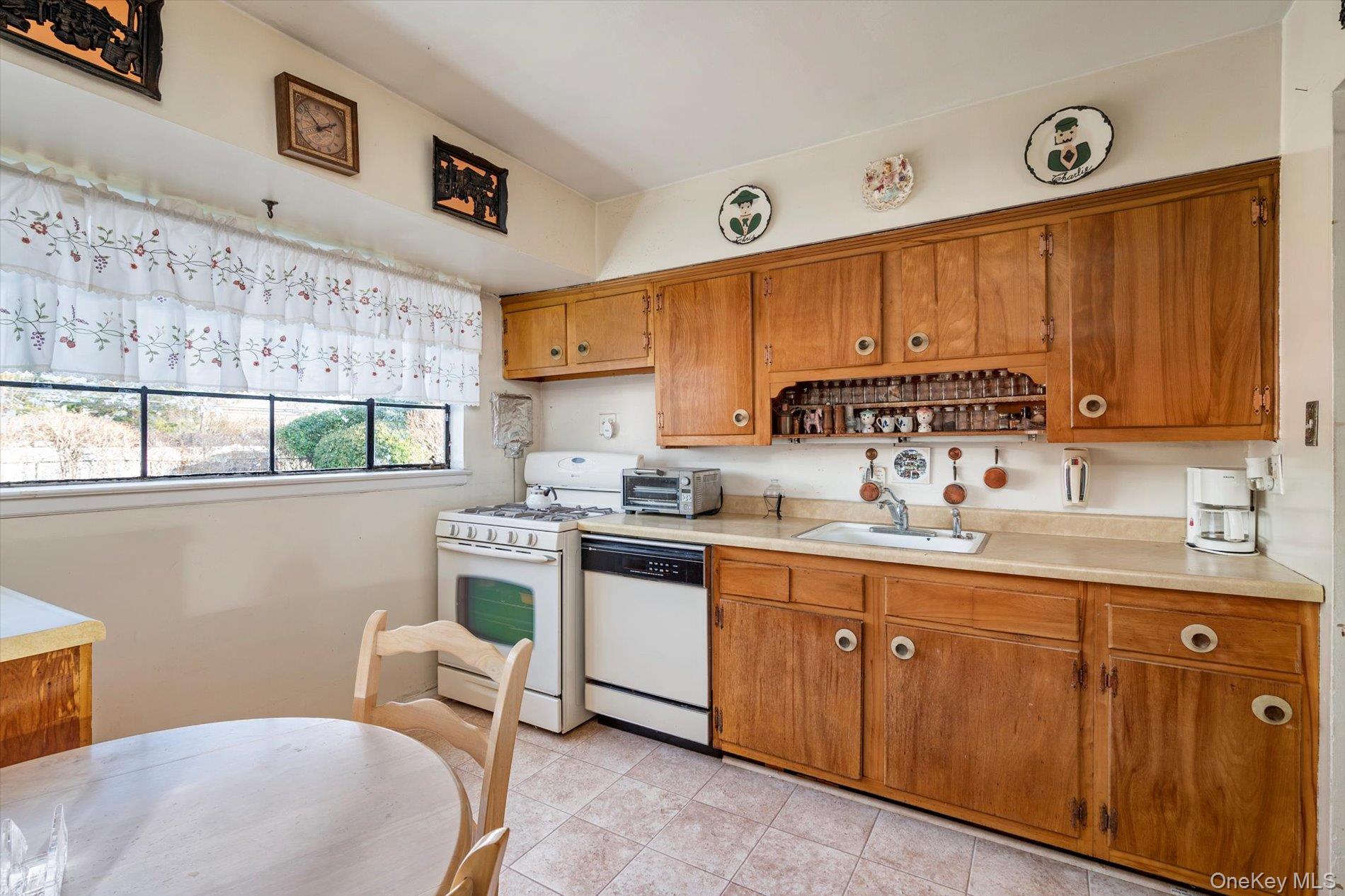 285 Southwood Circle, Syosset, NY 11791