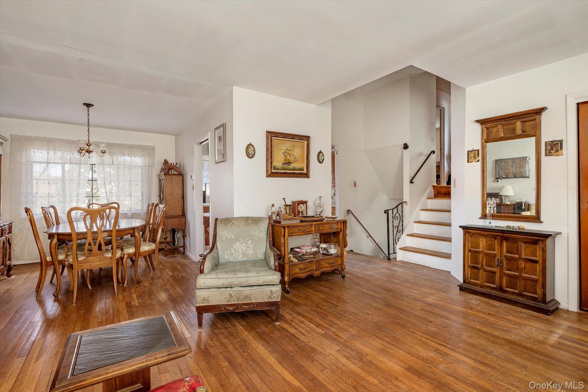 285 Southwood Circle, Syosset, NY 11791