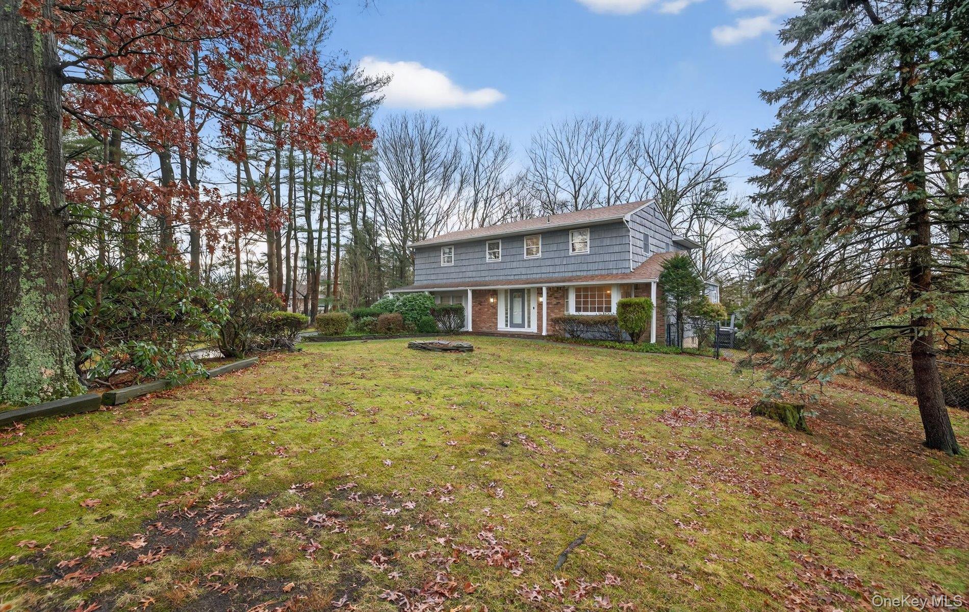 4 Penn Court, Dix Hills, NY 11746