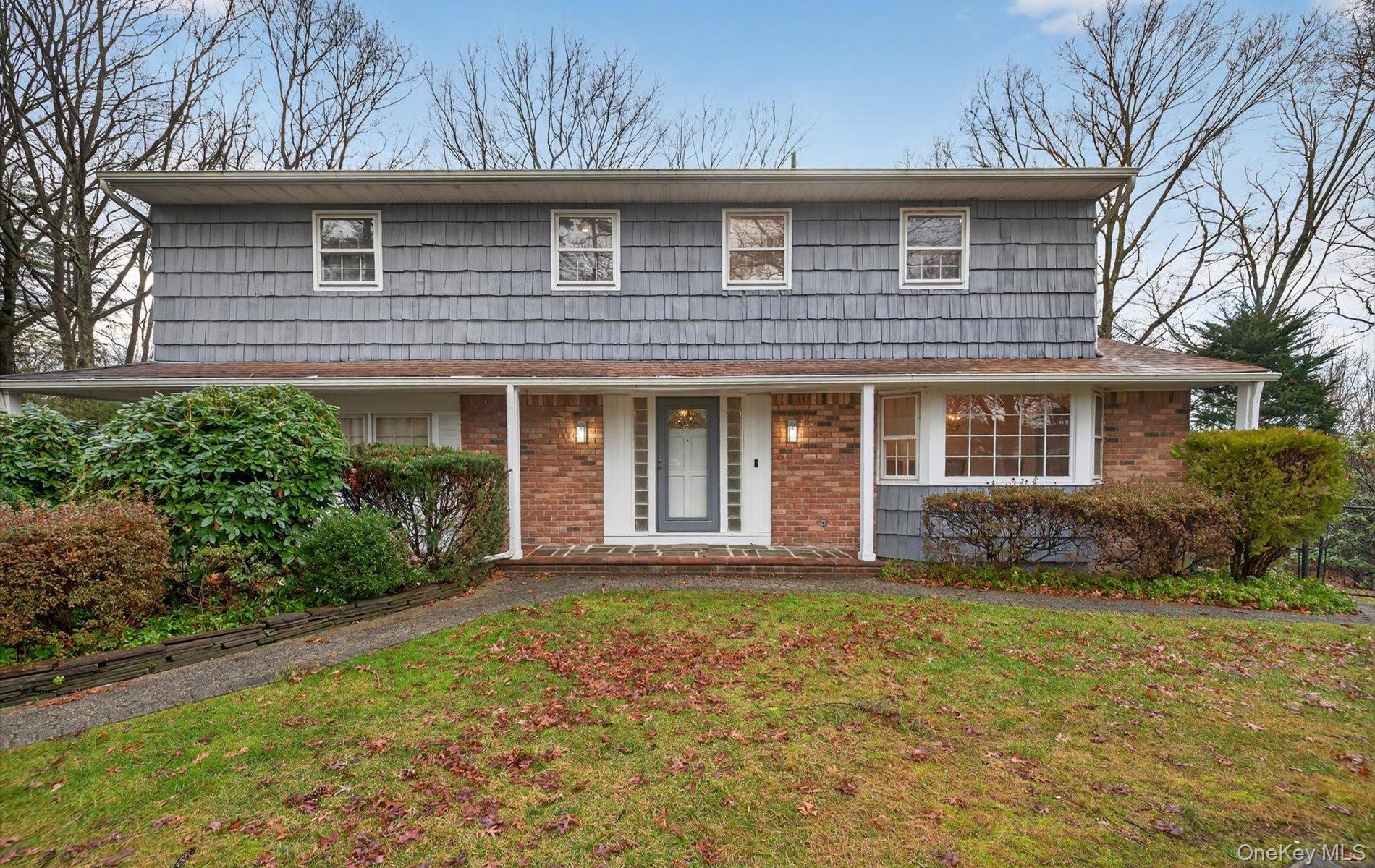 4 Penn Court, Dix Hills, NY 11746