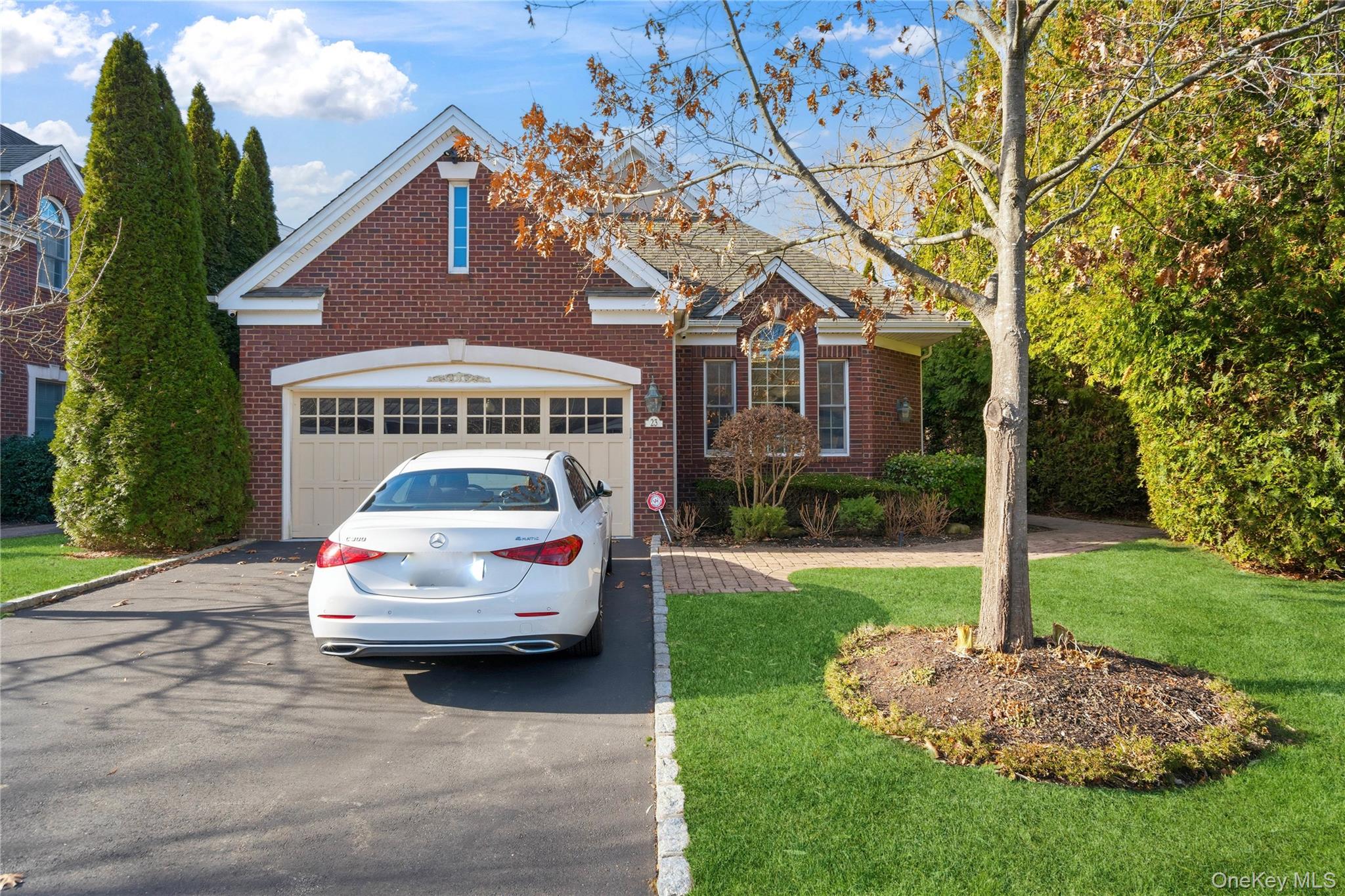 23 Hathaway Lane, Manhasset, NY 11030