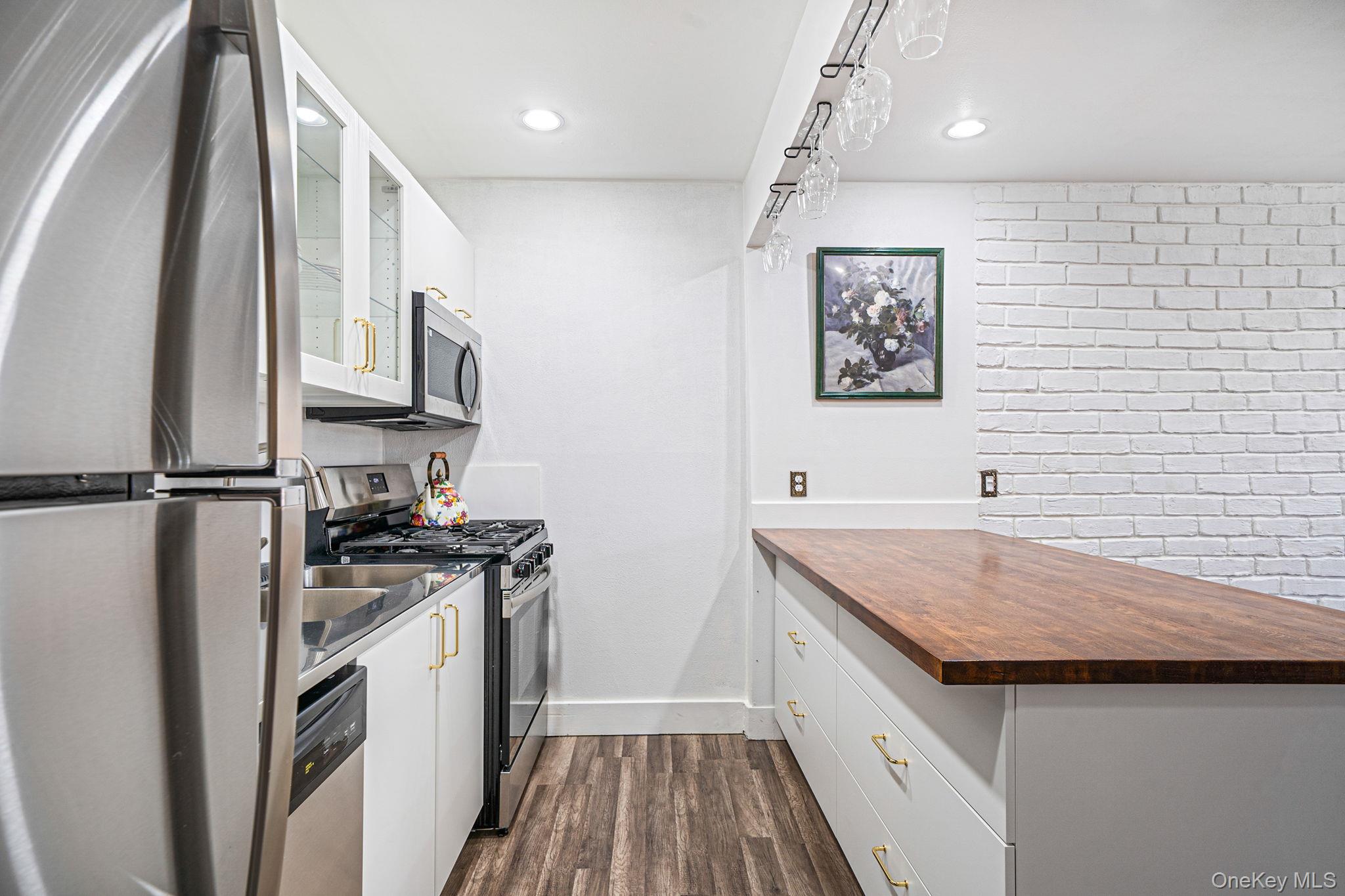 460 Old Town Road # 5L, Port Jefferson Station, NY 11776