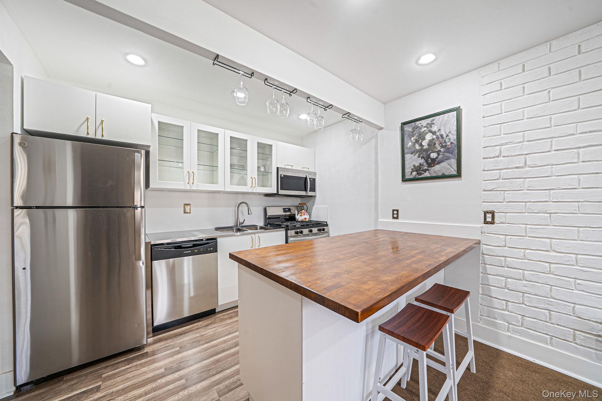 460 Old Town Road # 5L, Port Jefferson Station, NY 11776