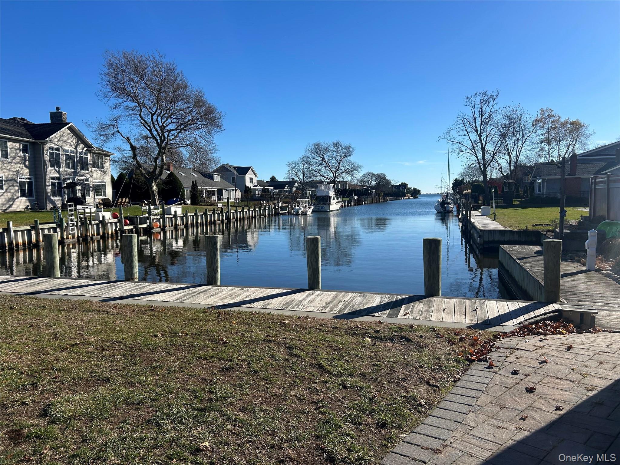 183 Tahlulah Lane, West Islip, NY 11795