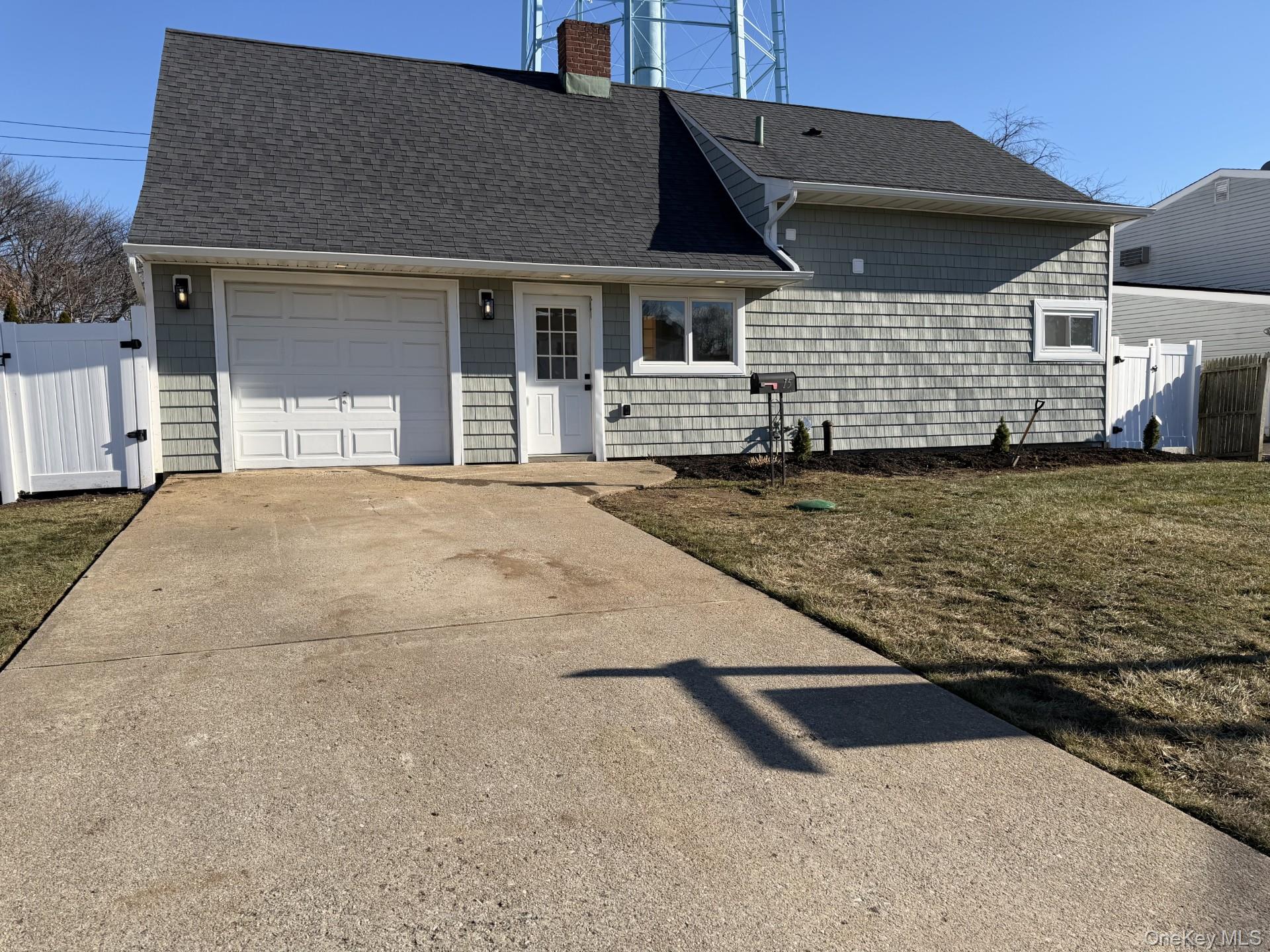 15 Bond Lane, Hicksville, NY 11801