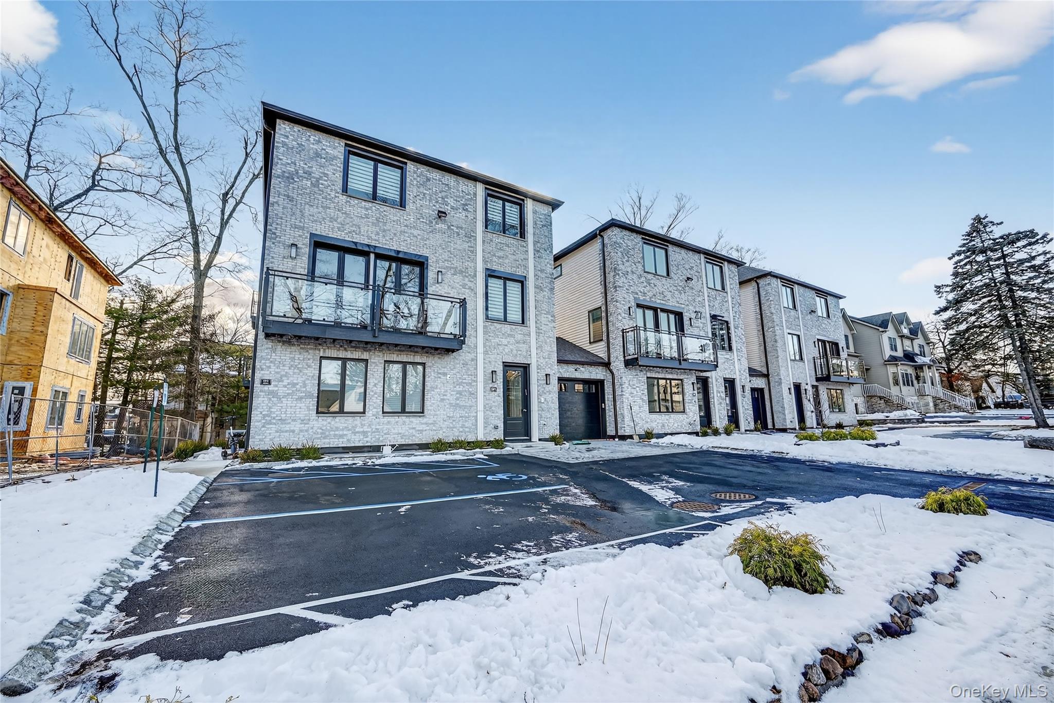 27 Ellish Parkway # 202, Spring Valley, NY 10977