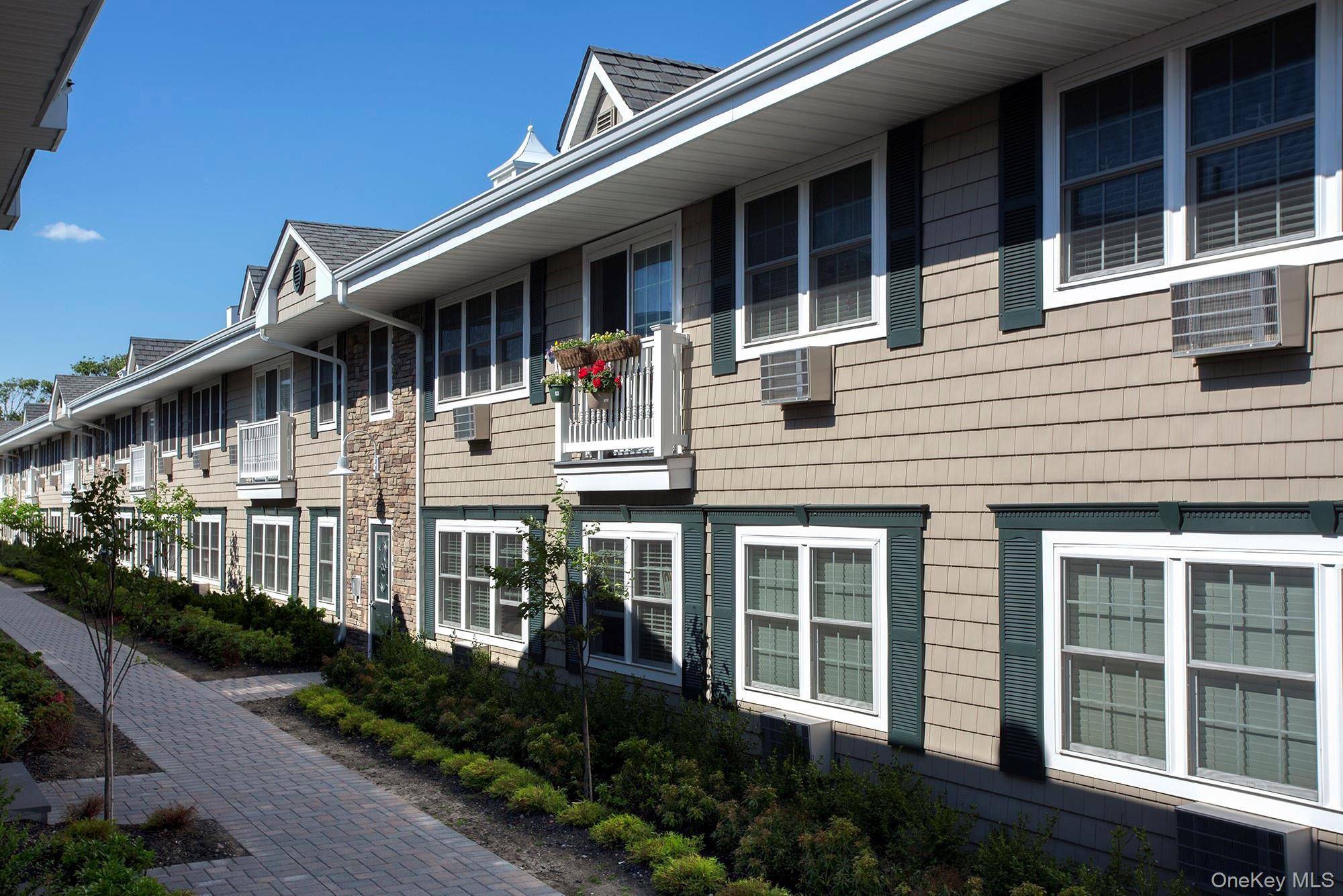 333 Candee Avenue # E1, Sayville, NY 11782