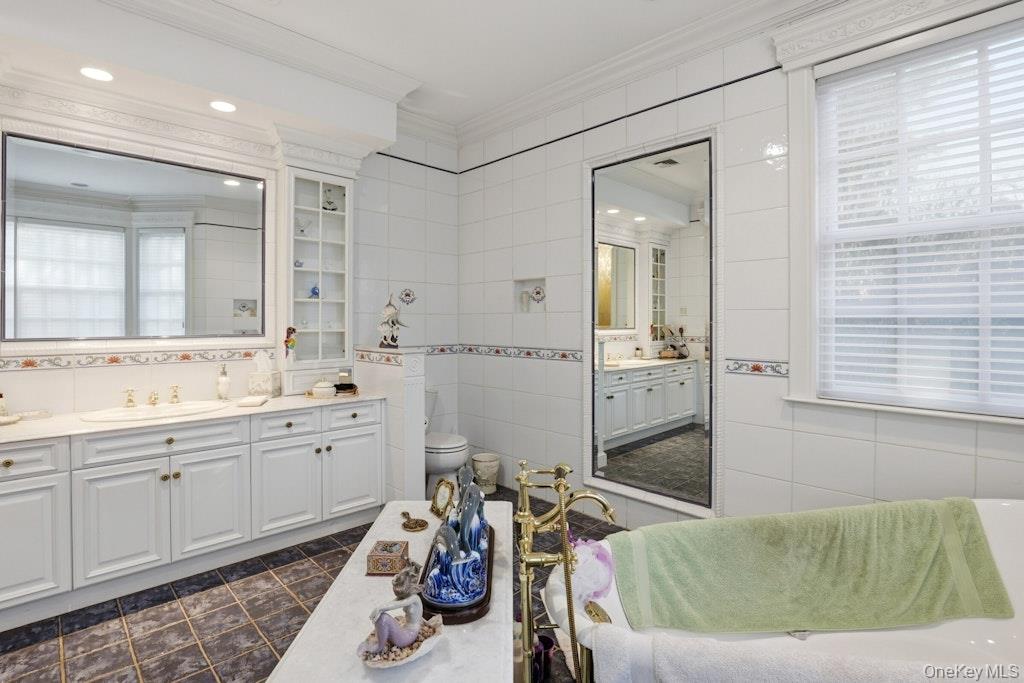 1 Beech Tree Lane, Brookville, NY 11545