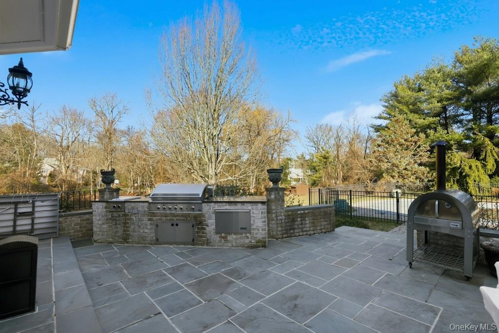 1 Beech Tree Lane, Brookville, NY 11545