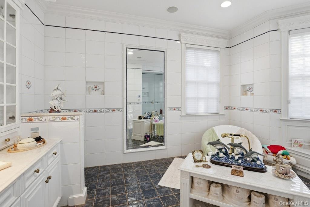 1 Beech Tree Lane, Brookville, NY 11545