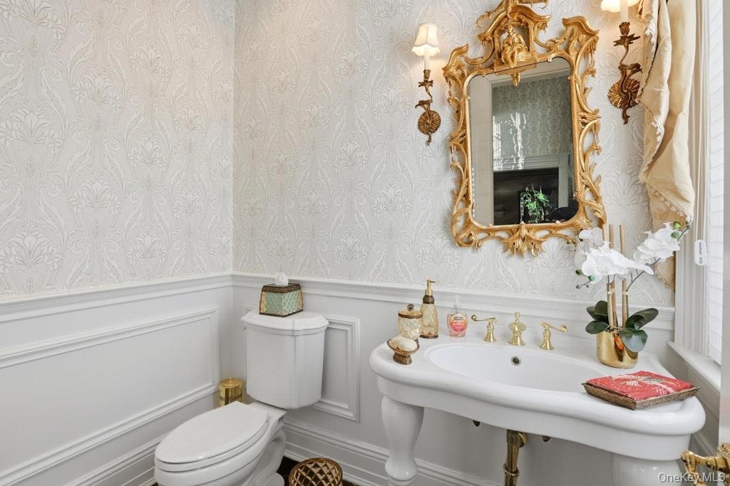 1 Beech Tree Lane, Brookville, NY 11545