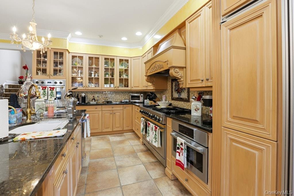 1 Beech Tree Lane, Brookville, NY 11545