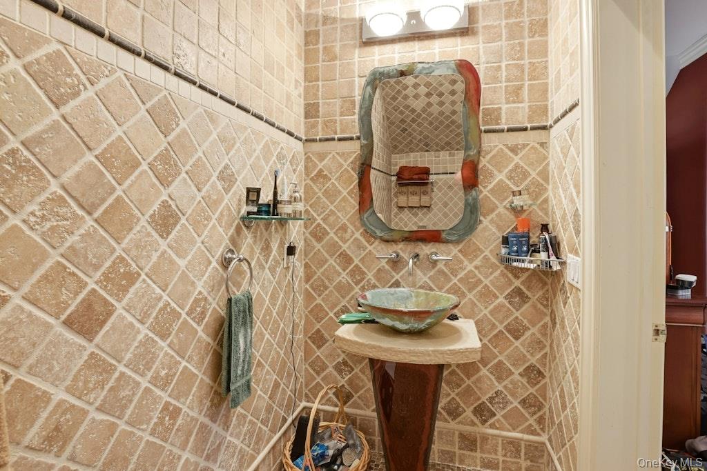 1 Beech Tree Lane, Brookville, NY 11545