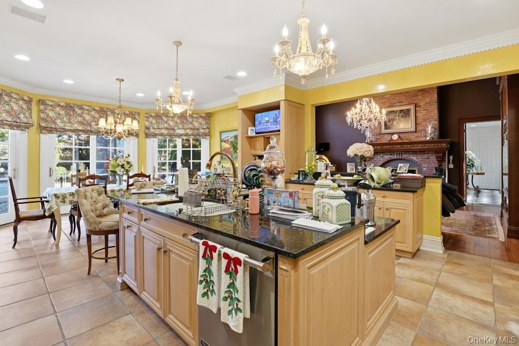 1 Beech Tree Lane, Brookville, NY 11545