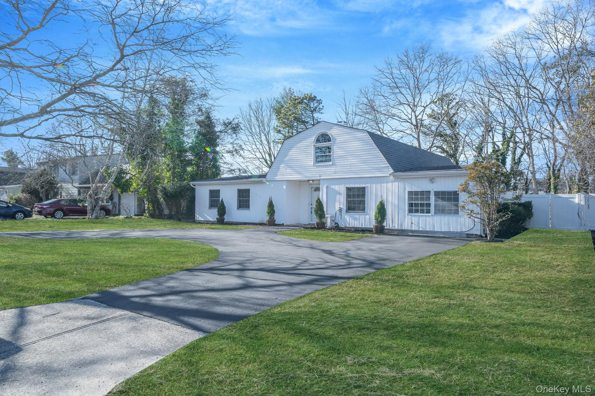 20 Matsunaye, Medford, NY 11763