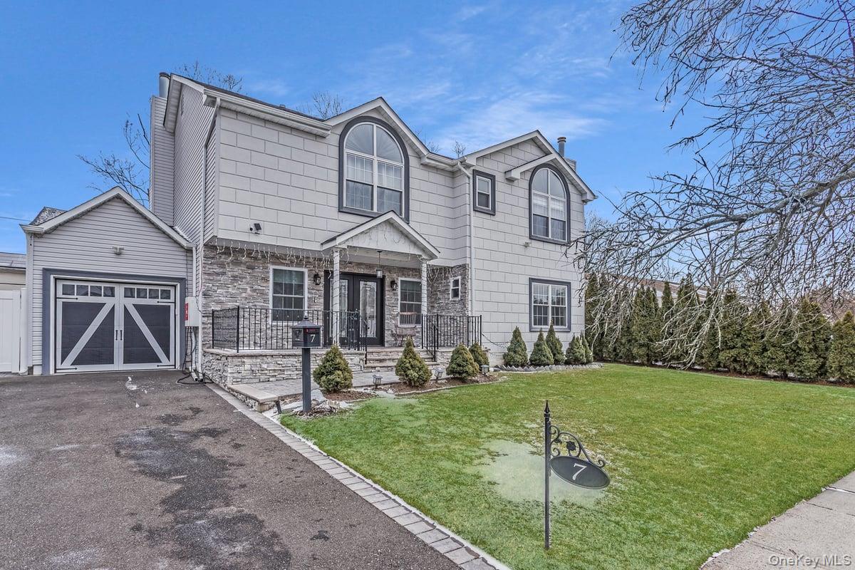 7 Sebree Place, Plainview, NY 11803