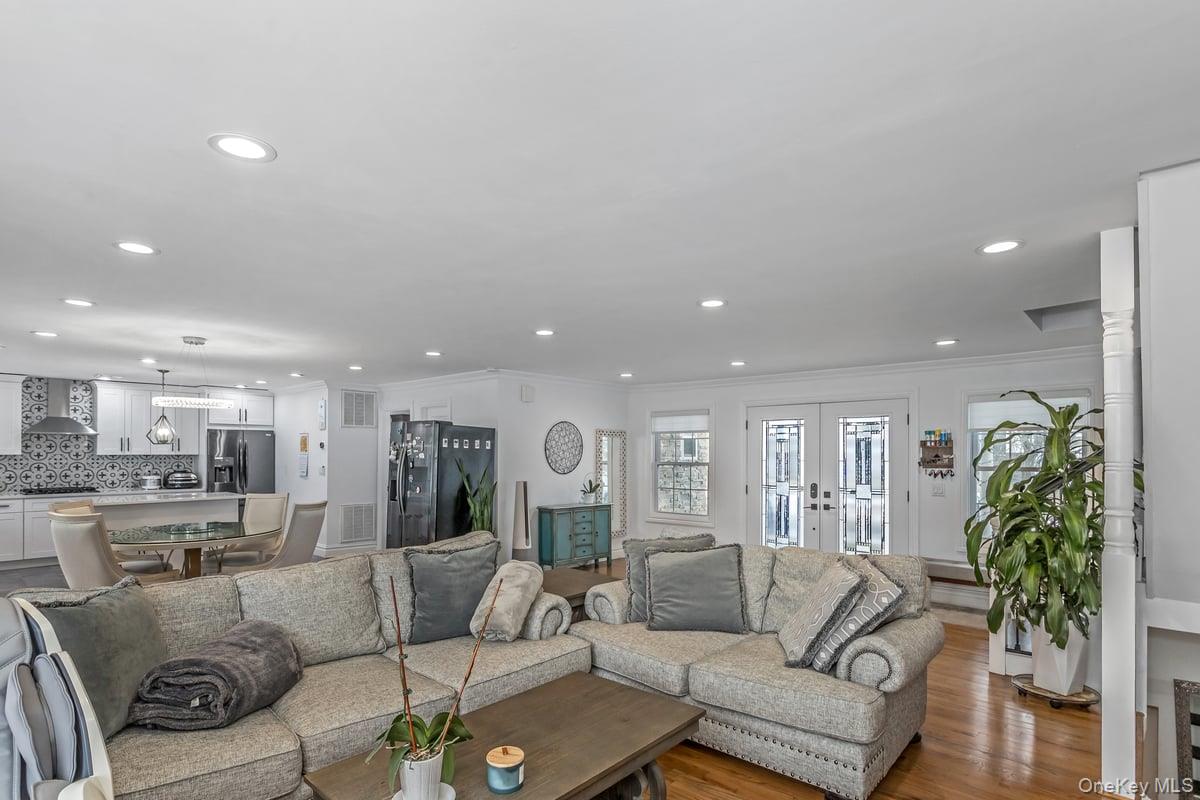 7 Sebree Place, Plainview, NY 11803