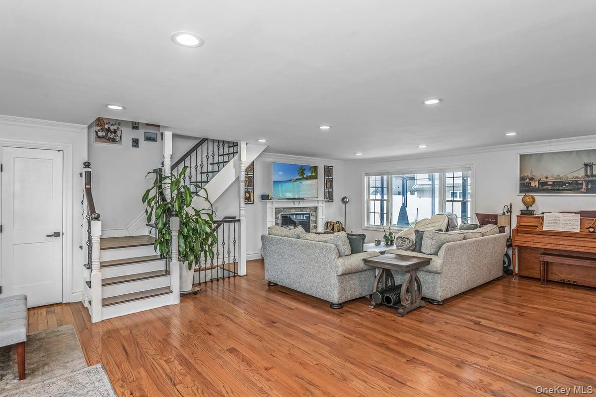 7 Sebree Place, Plainview, NY 11803