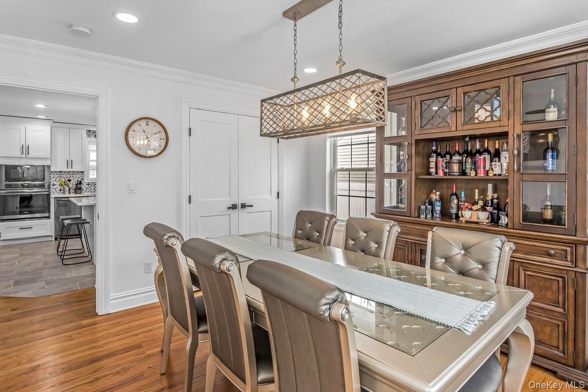 7 Sebree Place, Plainview, NY 11803