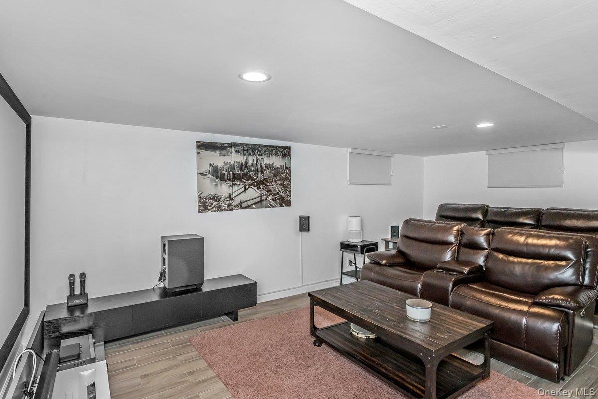 7 Sebree Place, Plainview, NY 11803