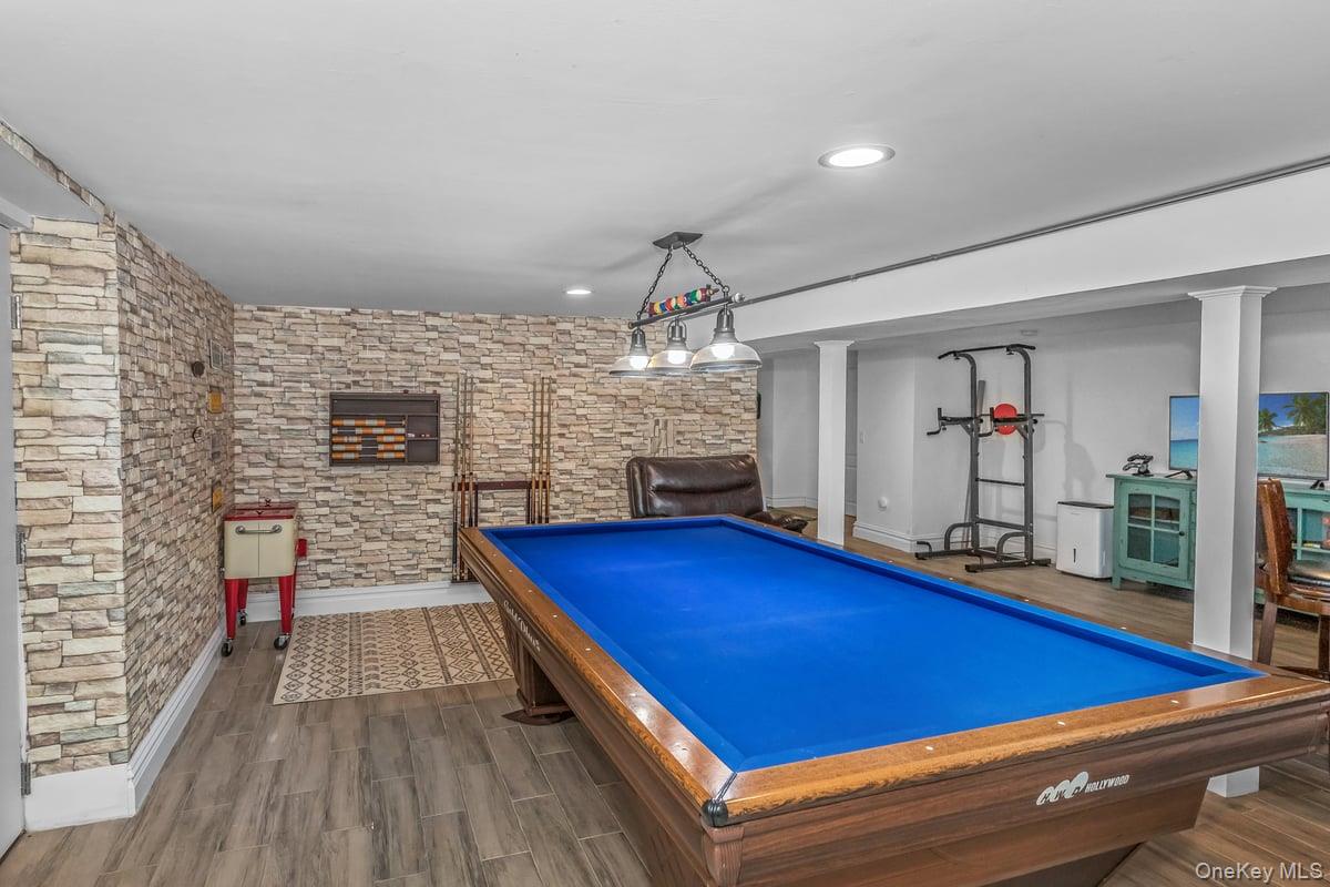 7 Sebree Place, Plainview, NY 11803