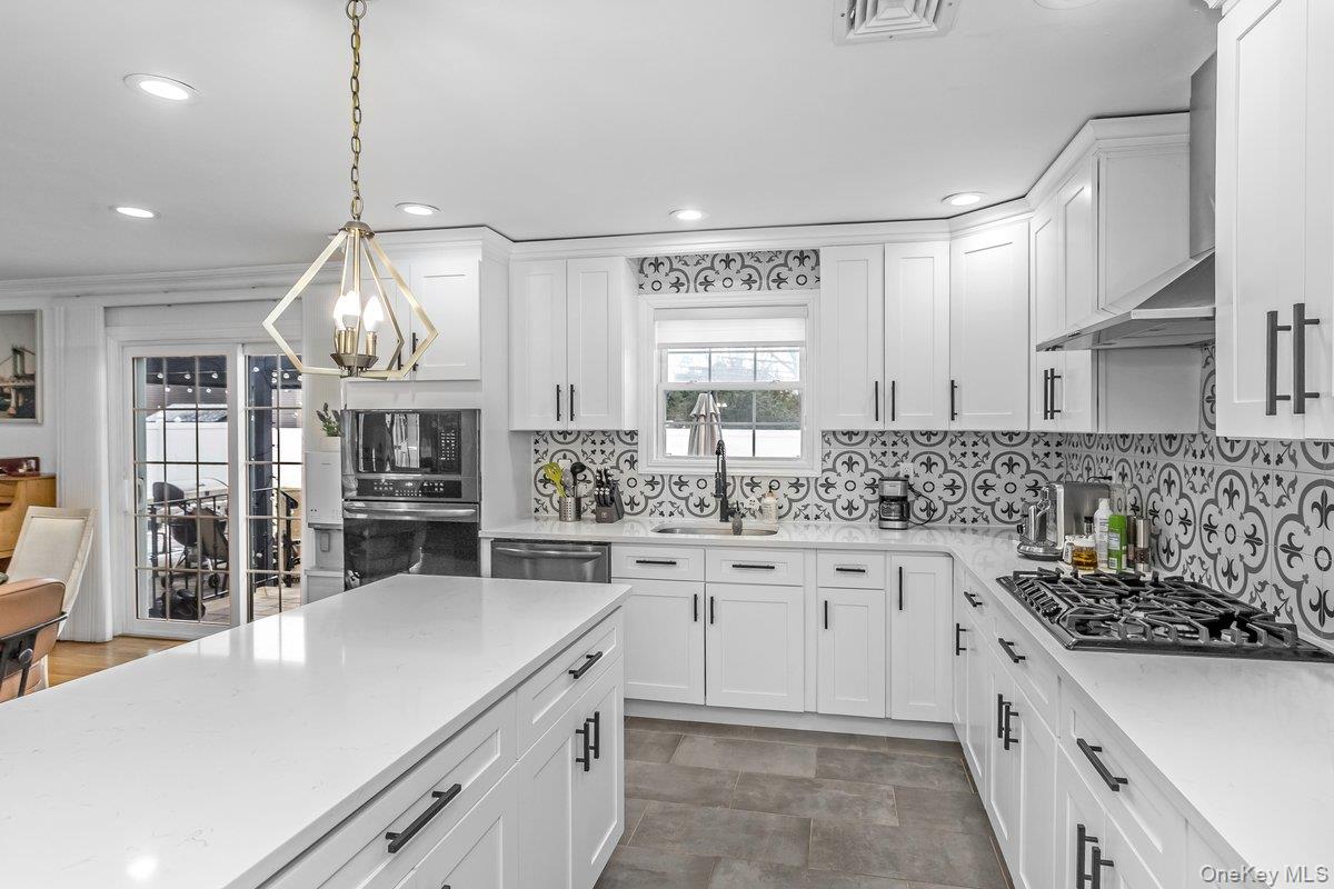 7 Sebree Place, Plainview, NY 11803