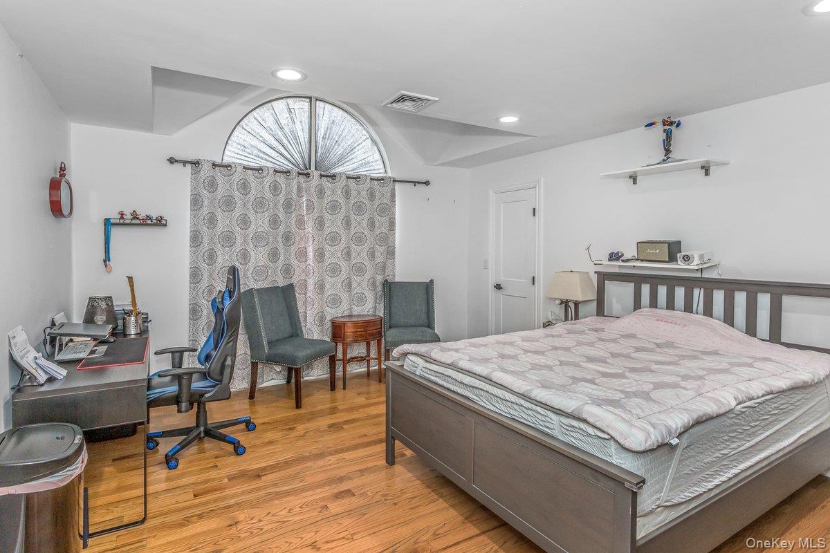 7 Sebree Place, Plainview, NY 11803