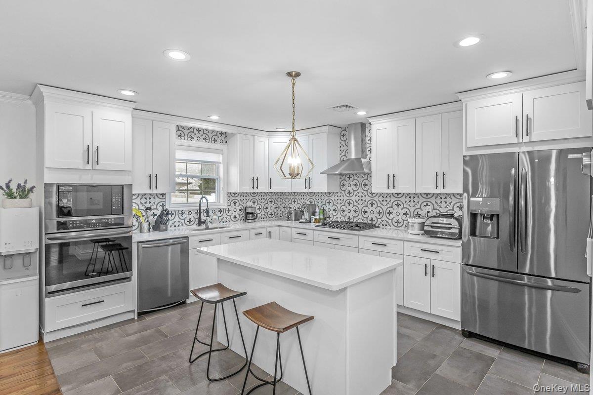 7 Sebree Place, Plainview, NY 11803