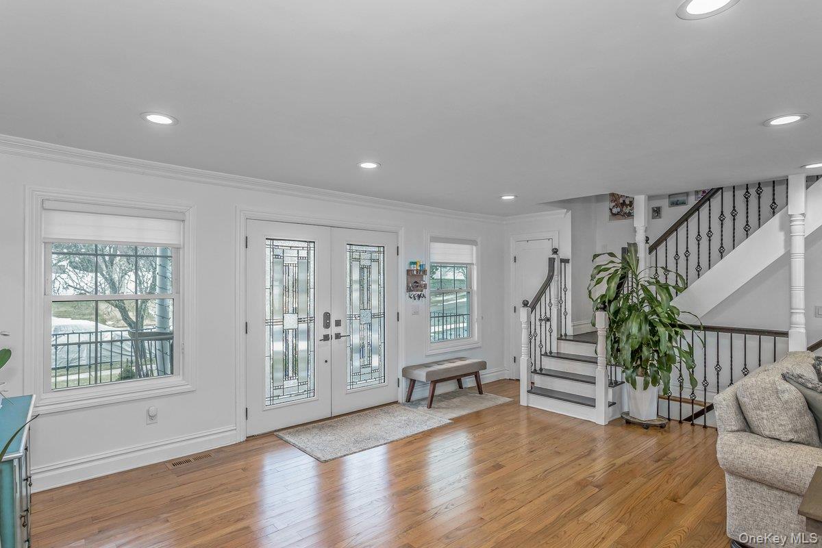 7 Sebree Place, Plainview, NY 11803