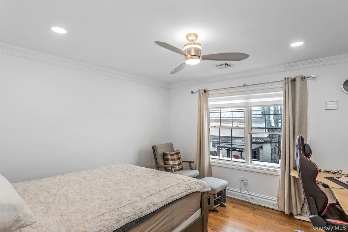 7 Sebree Place, Plainview, NY 11803