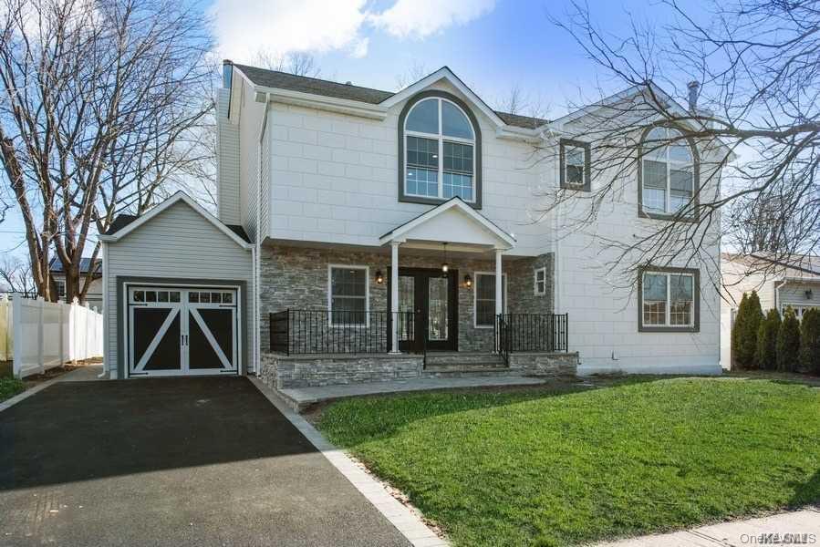 7 Sebree Place, Plainview, NY 11803