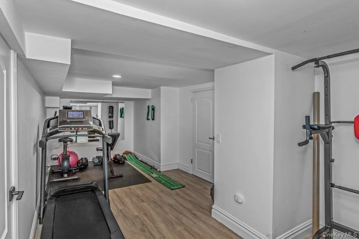 7 Sebree Place, Plainview, NY 11803