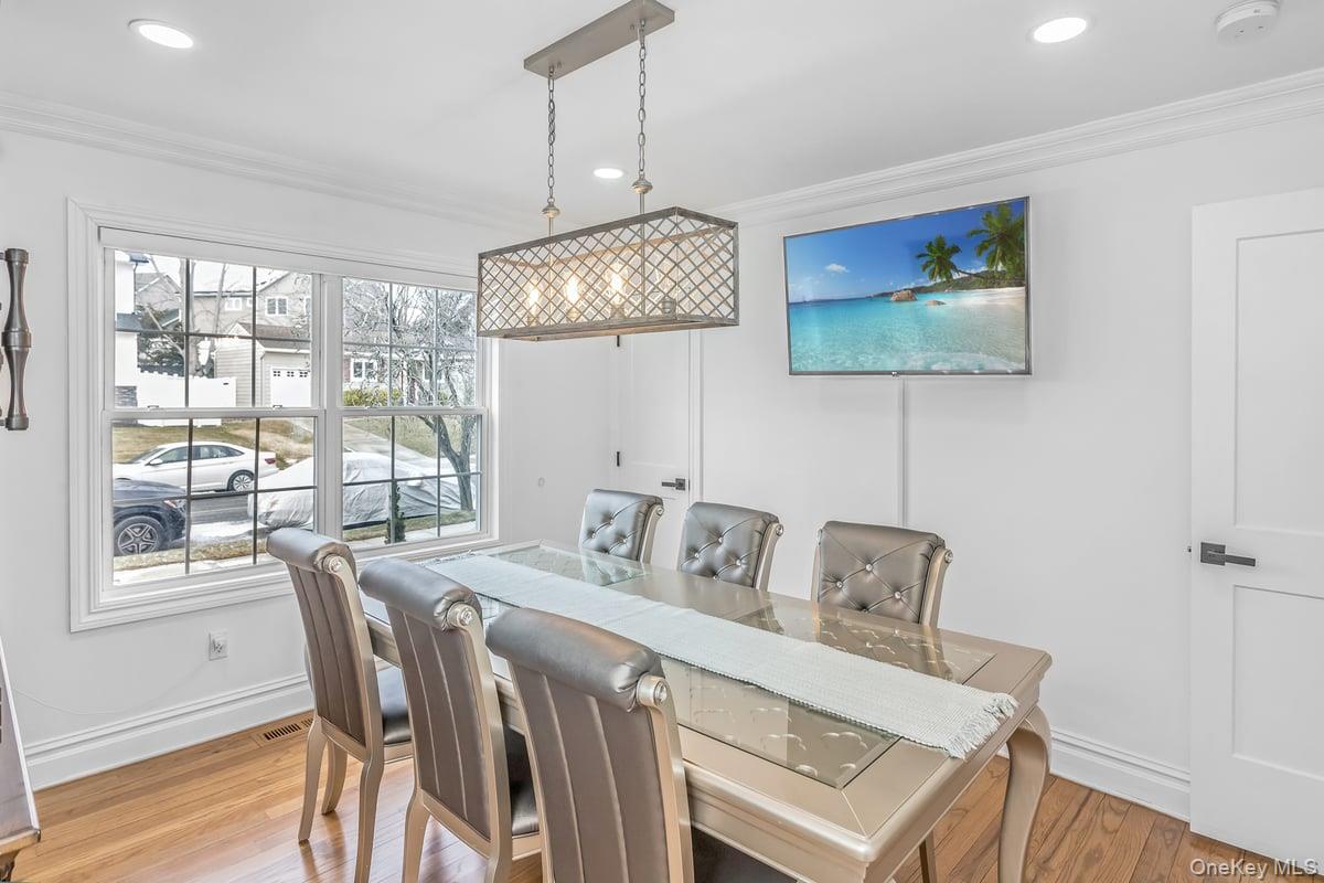 7 Sebree Place, Plainview, NY 11803