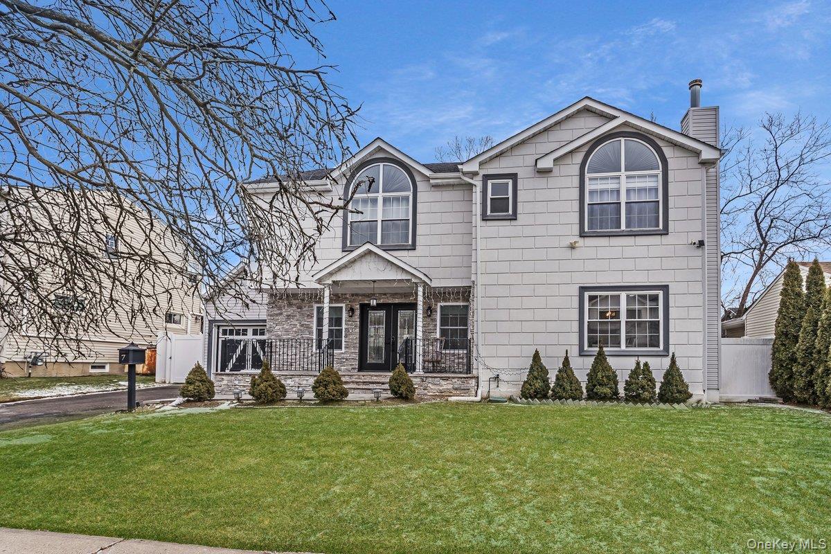 7 Sebree Place, Plainview, NY 11803