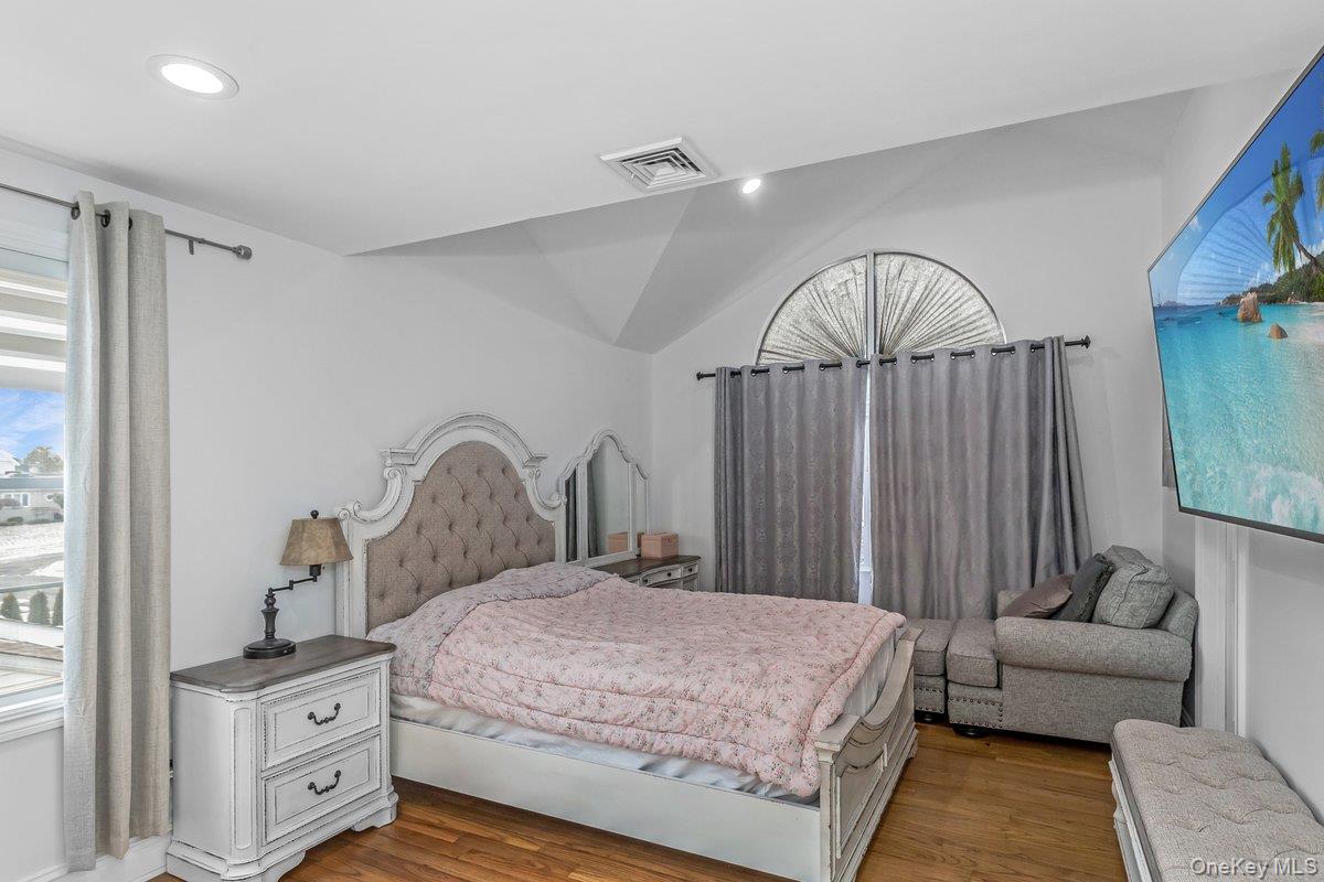 7 Sebree Place, Plainview, NY 11803