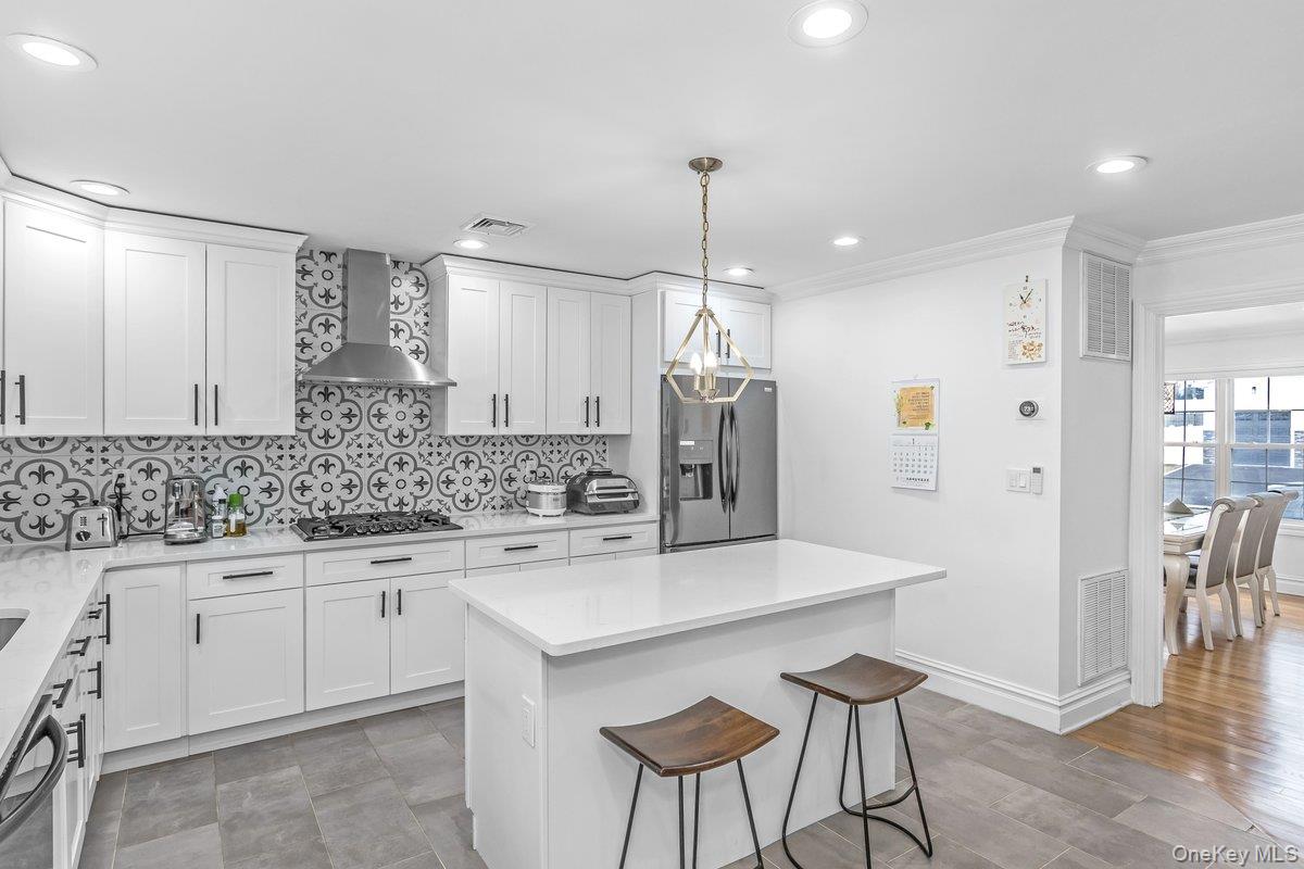 7 Sebree Place, Plainview, NY 11803