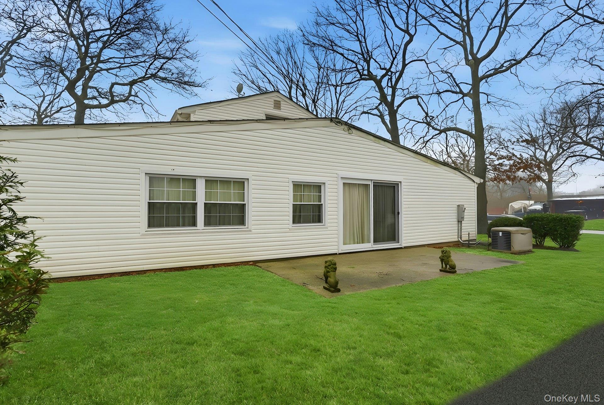 5431 Expressway Drive N, Holtsville, NY 11742