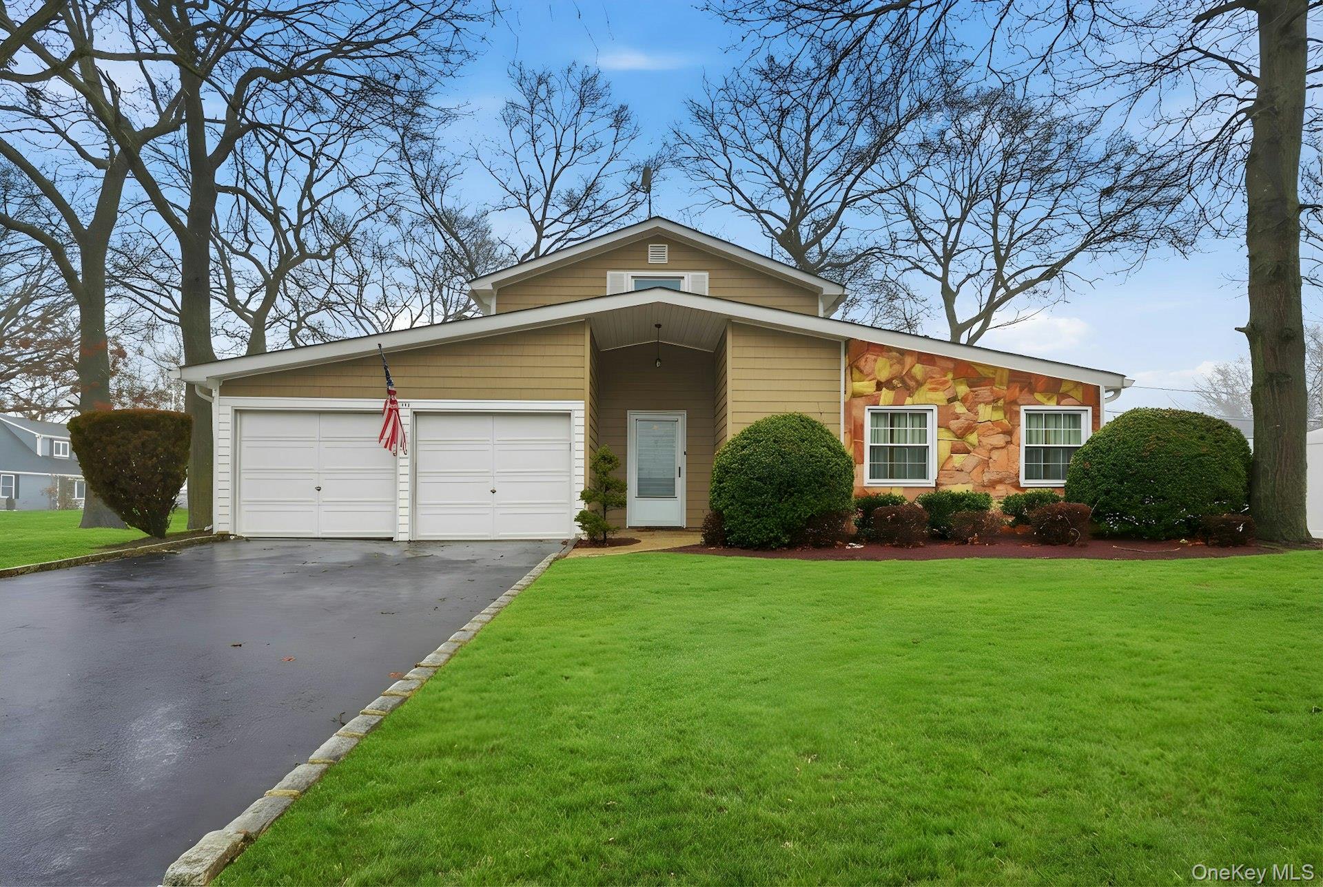 5431 Expressway Drive N, Holtsville, NY 11742