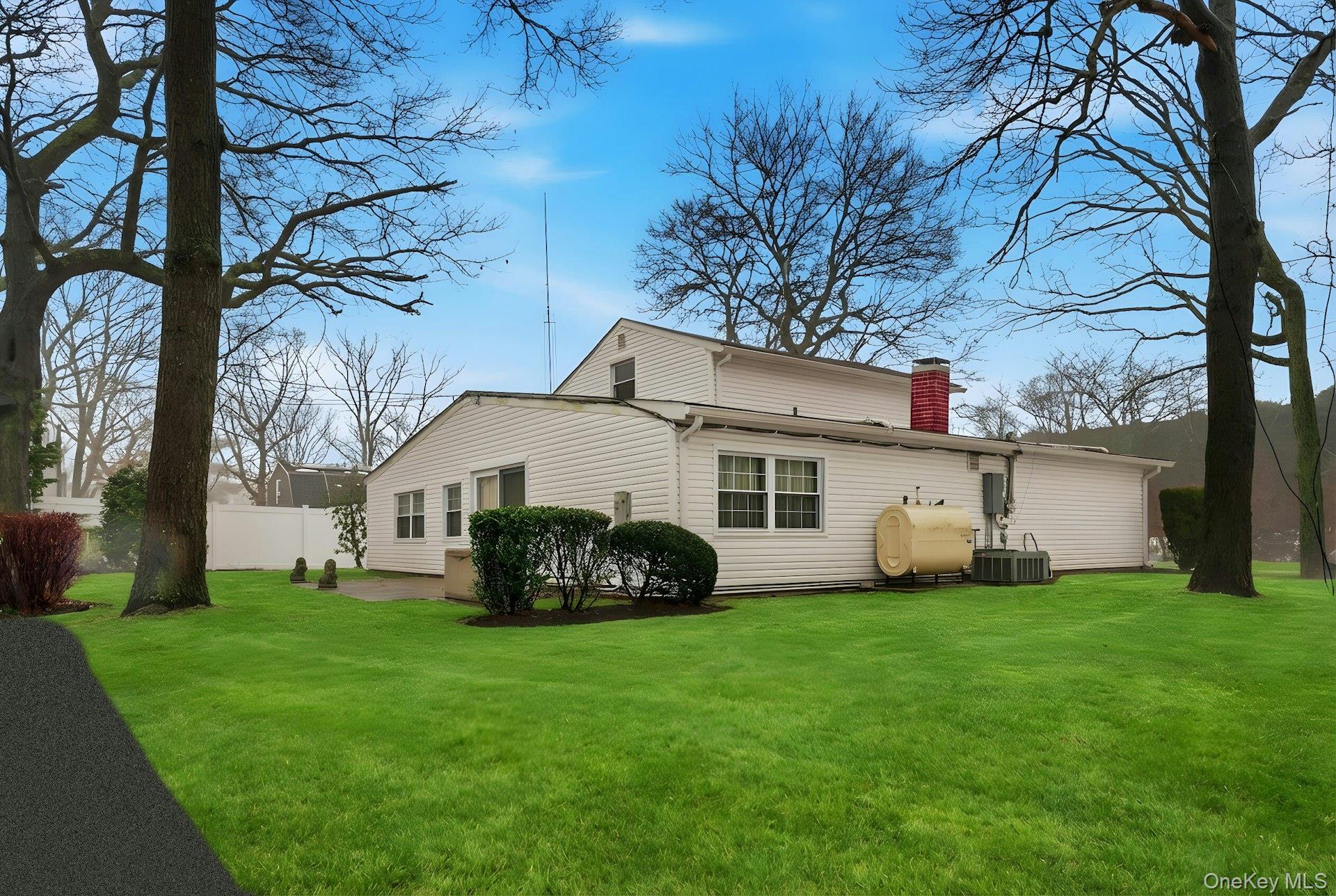 5431 Expressway Drive N, Holtsville, NY 11742