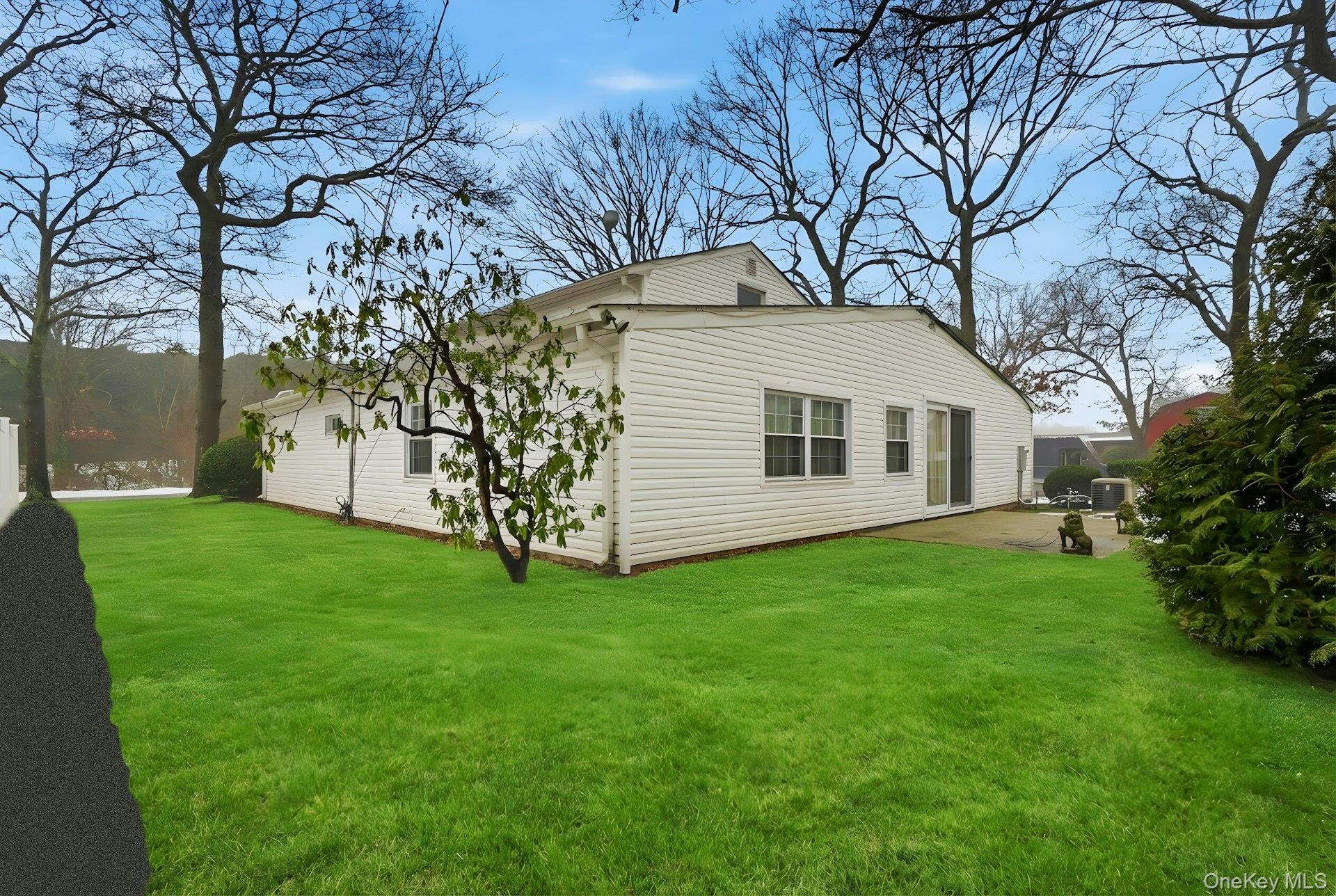 5431 Expressway Drive N, Holtsville, NY 11742