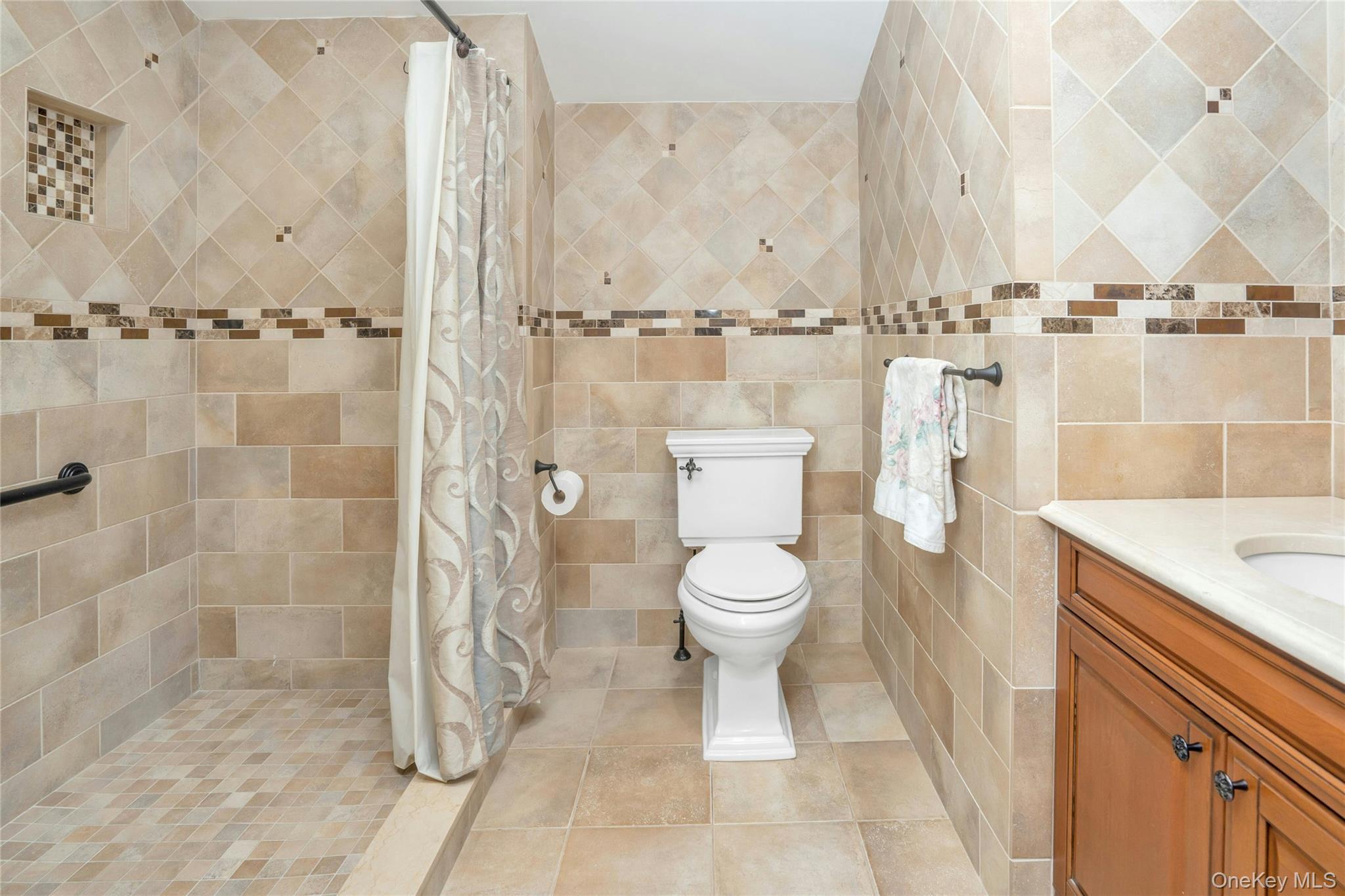 3 Dover Lane, Old Bethpage, NY 11804