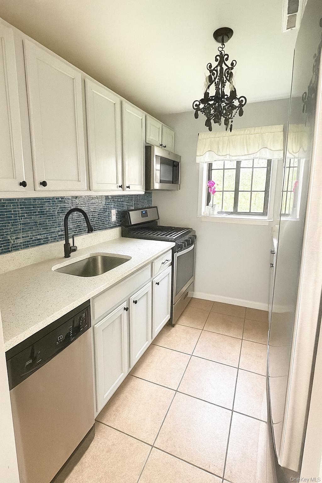 13 Pinebrook Place # 13, Bay Shore, NY 11706