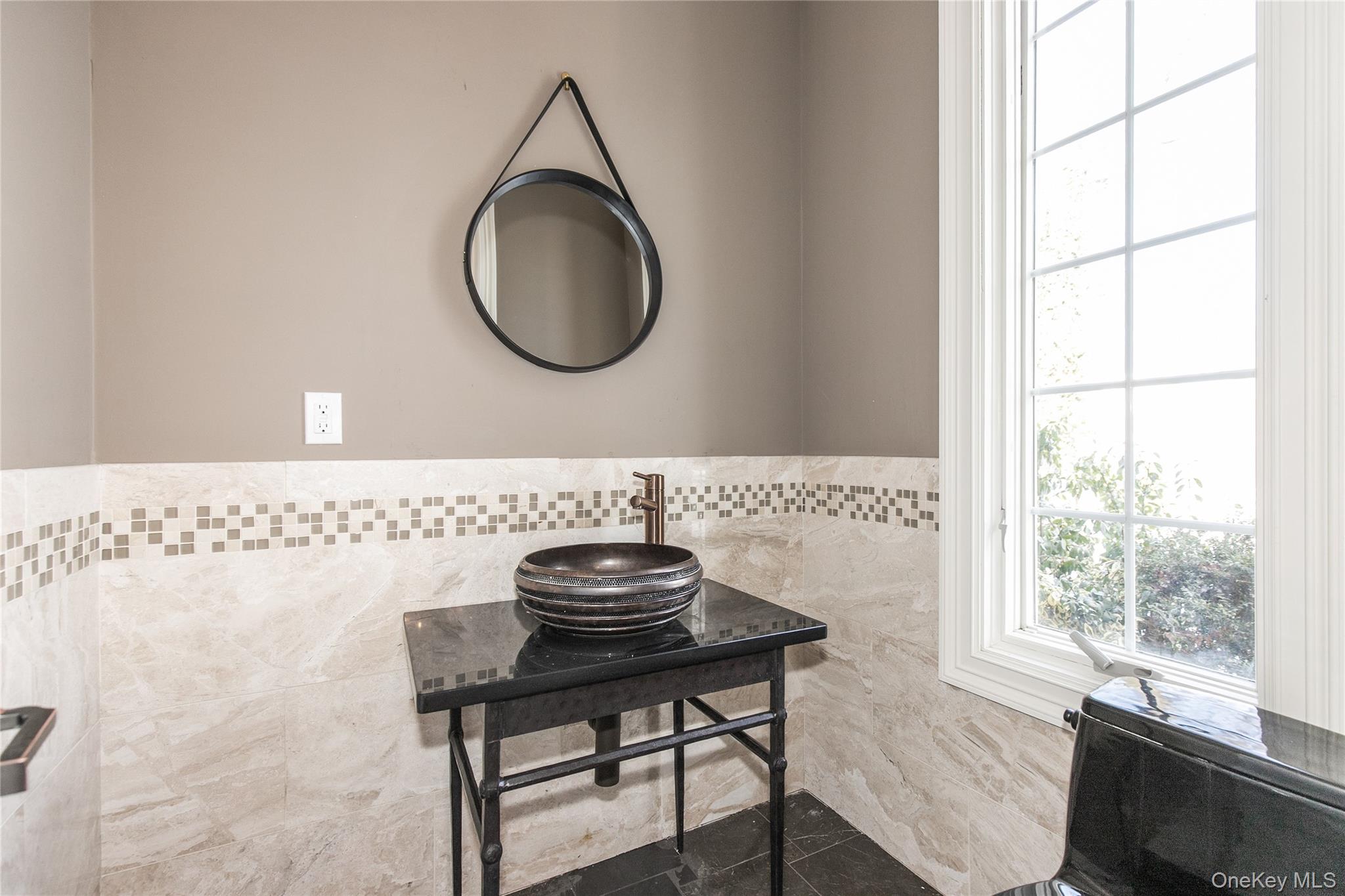 12 Knollwood Road, Roslyn, NY 11576