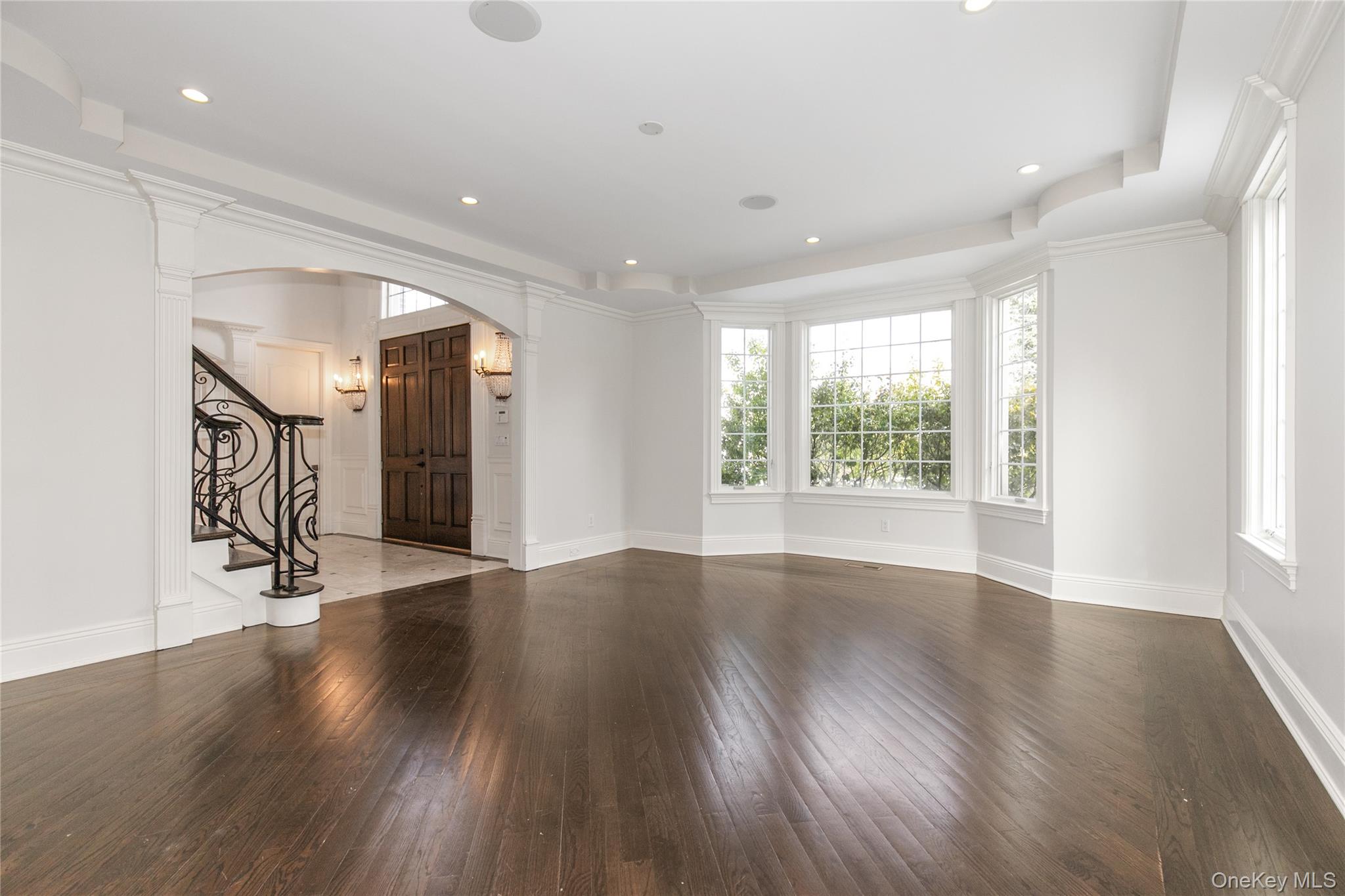 12 Knollwood Road, Roslyn, NY 11576