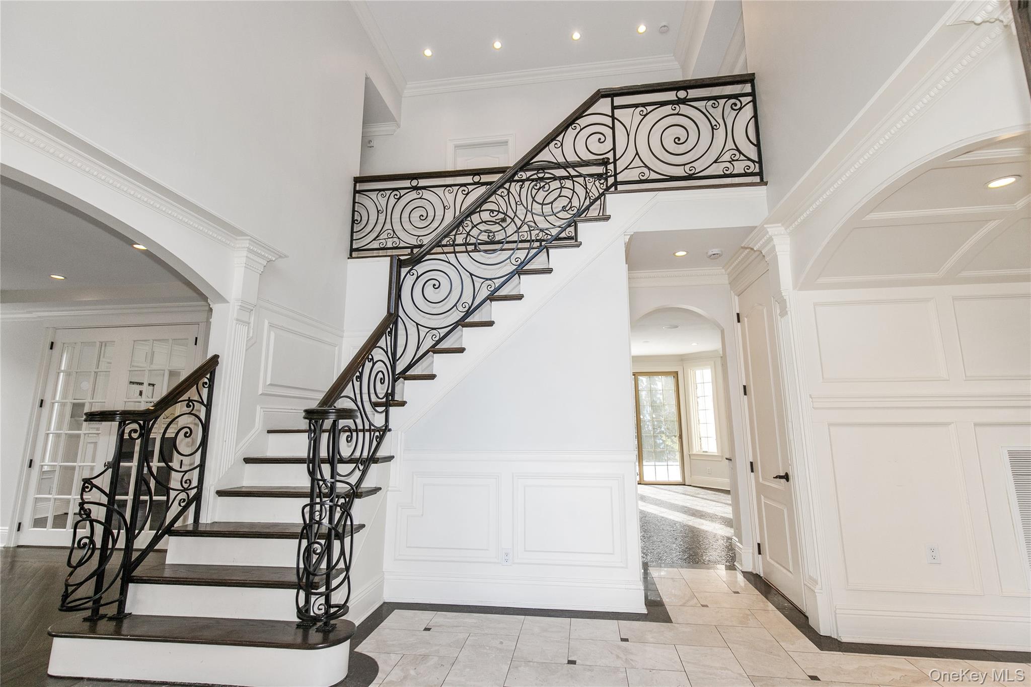 12 Knollwood Road, Roslyn, NY 11576