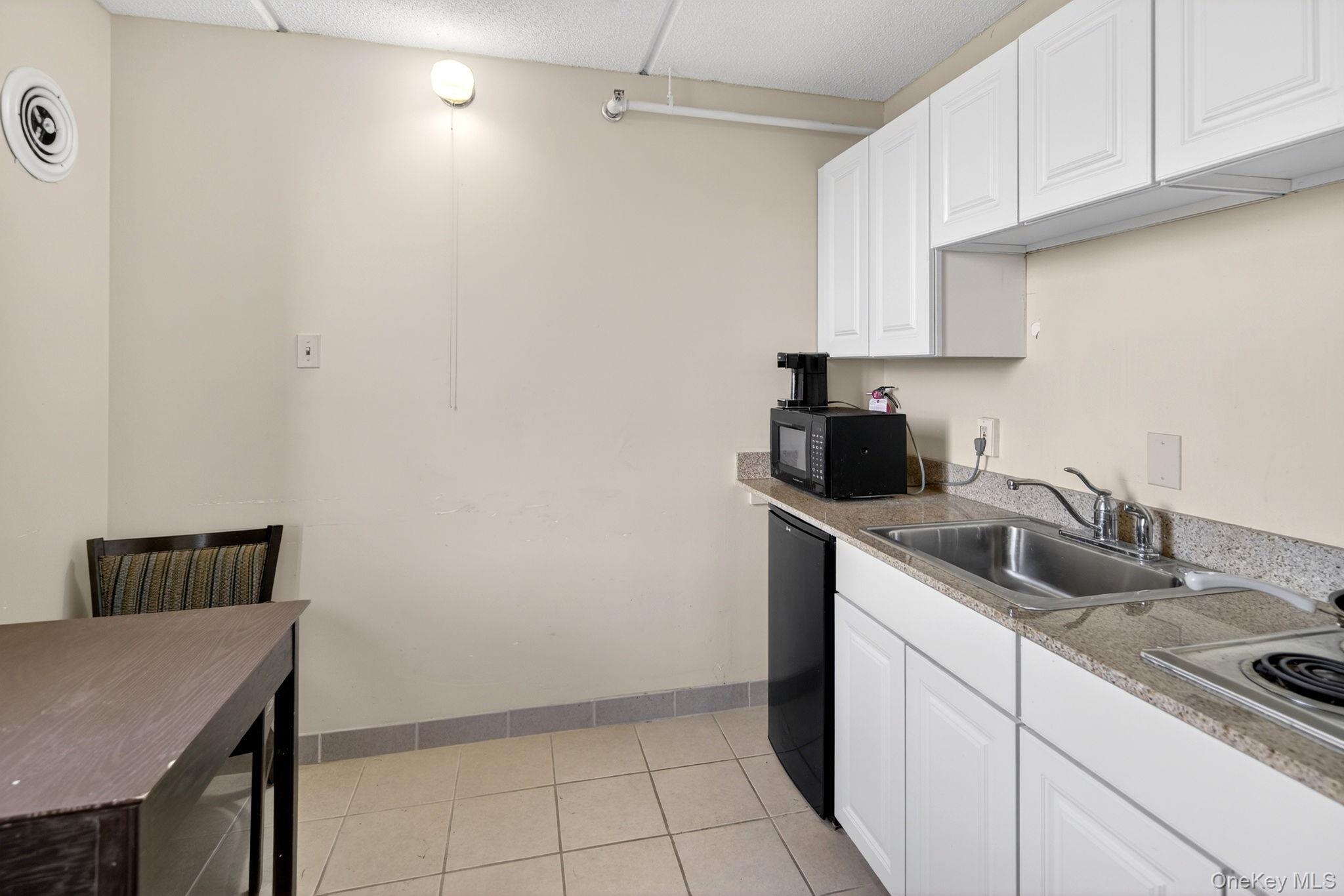 3 Watervliet Ave Ext, Colonie, NY 12206